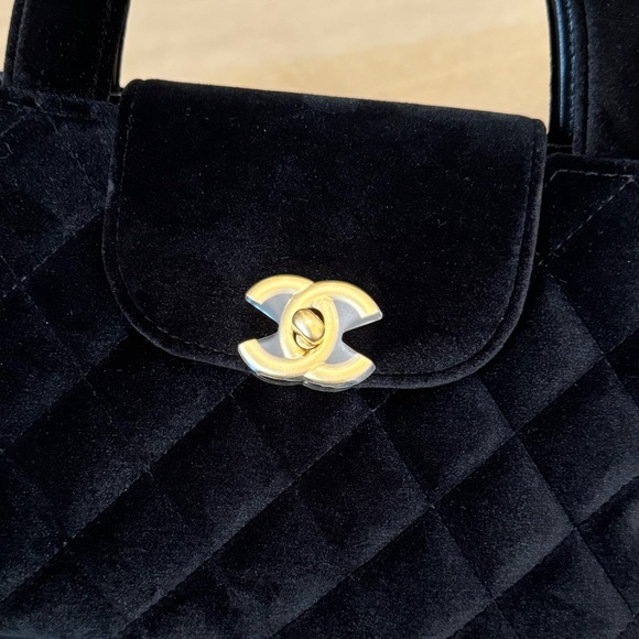 Chanel Métiers d'Art 2024
Known as Chanel Kelly bag  “Nano” Black velvet handbag - Picture 9 of 12